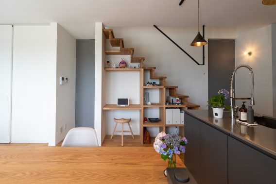 階段見せる収納