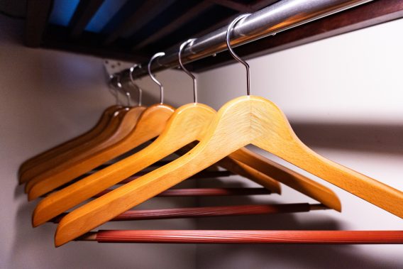 クロゼットにある木製ハンガー