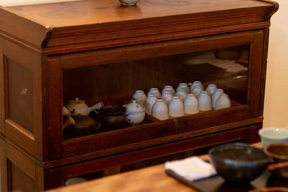 和風の食器棚に並べられた湯のみ茶碗と急須
