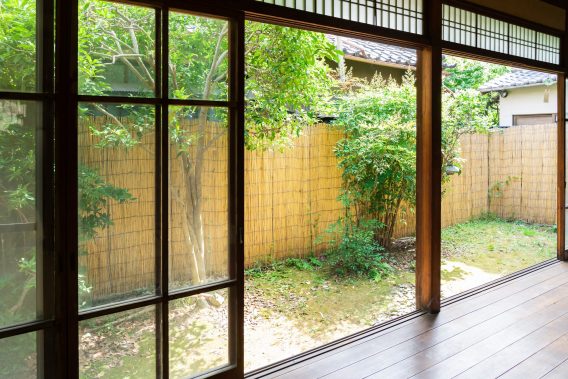 古民家の庭 縁側