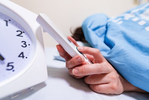 寝苦しい エアコン リモコン 【 夏 の イメージ 】